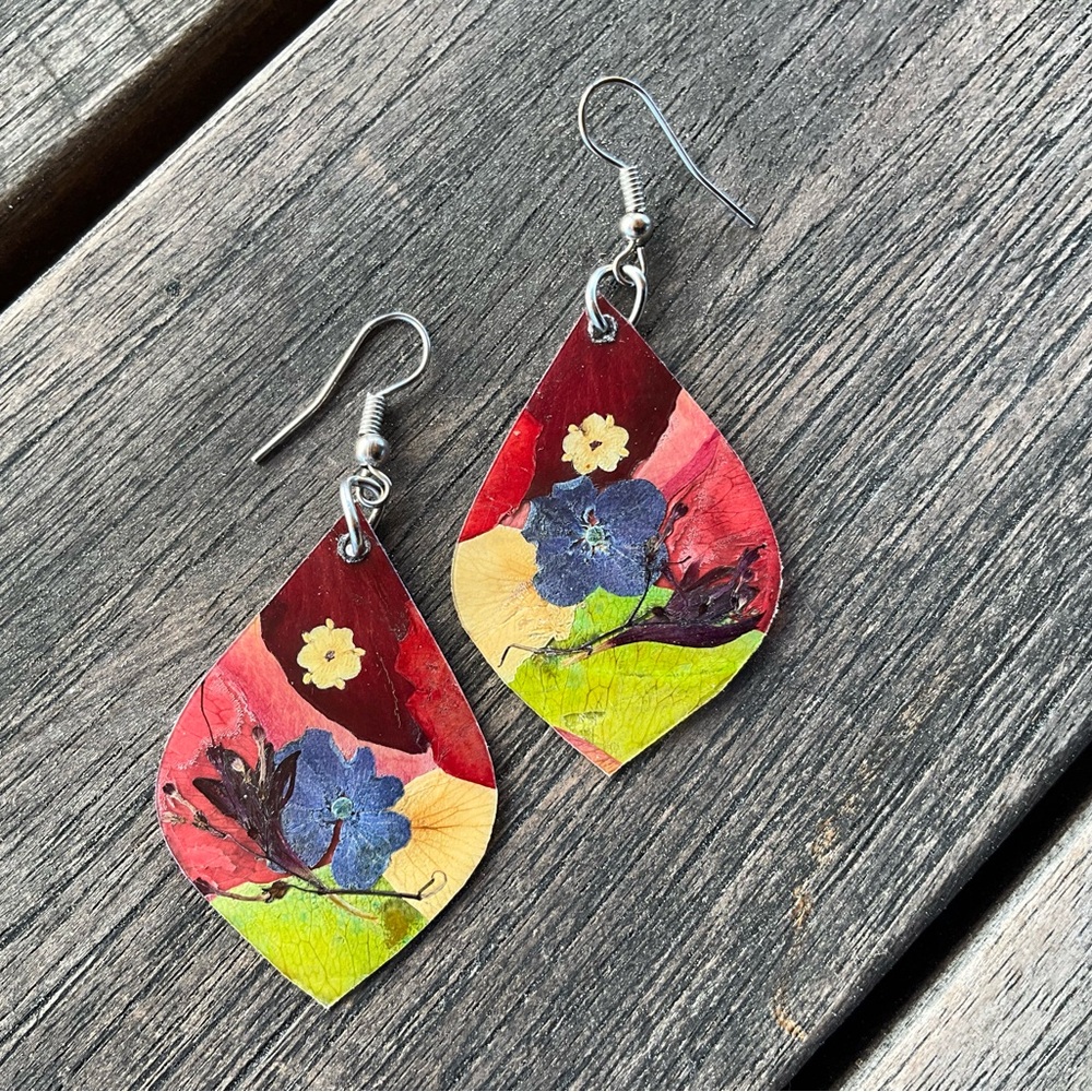 💐 Dainty flower earrings NWOT